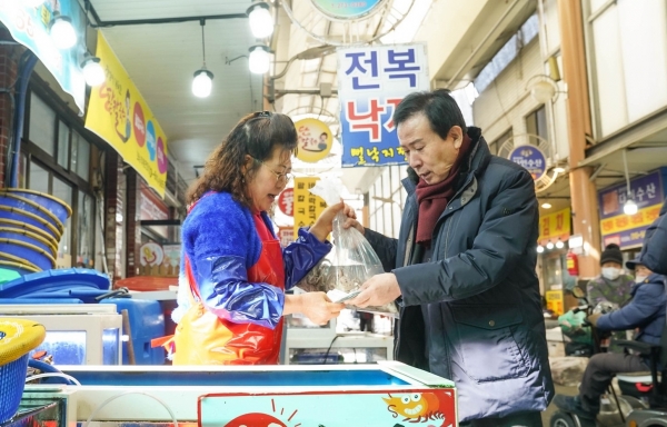 ▲올해 초 박홍률 목포시장이 수산물 온누리상품권 환급행사에 참여하는 모습. (사진제공=목포시)