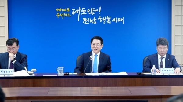 ▲김영록 전라남도지사가 28일 오전 도청 서재필실에서 실국장 정책회의를 주재하고 있다.(사진제공=전라남도)