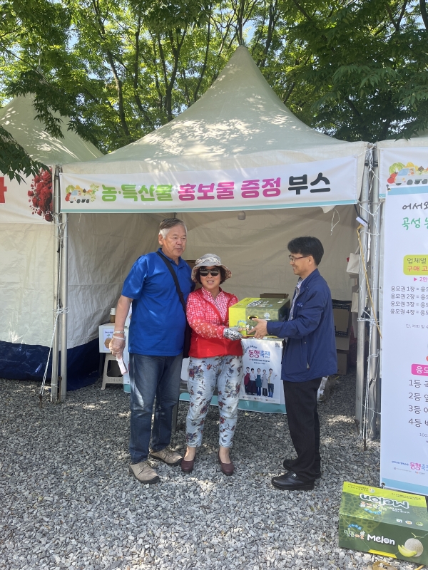 ▲곡성군은 제14회 곡성세계장미축제를 맞아 지난 17일부터 26일까지 10일간 17개 업체가 참여한 농·특산물 판매장을 운영했다.(사진제공=곡성군)