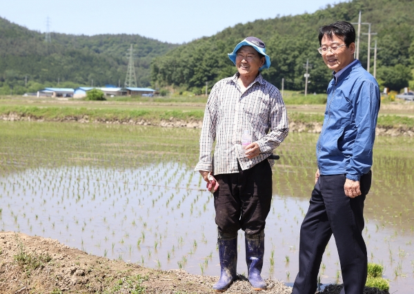 ▲강진원 강진군수는 지난 28일 강진읍과 북삼면의 들녘 및 농장을 찾아 농업인들을 격려하고 생활민원 등 주민 의견을 청취하는 시간을 가졌다.(사진제공=강진군)