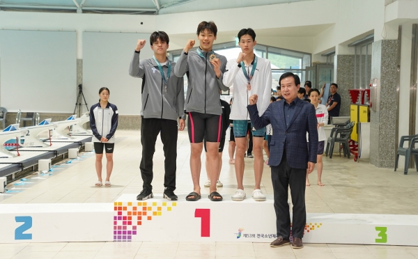 ▲제53회 전국소년체전이 성황리에 마무리된 가운데, 박홍률 목포시장이 수영선수들에게 메달을 수여했다.(사진제공=목포시)