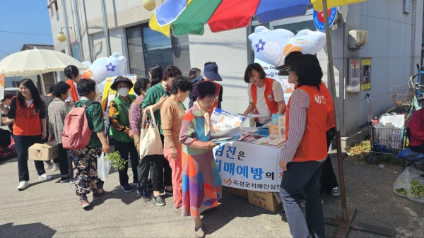 ▲곡성군 치매안심센터 치매 파트너와 함께 치매인식개선 캠페인 진행 모습(사진제공=곡성군)