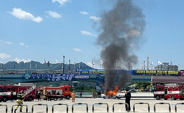 ▲장흥군은 31일 2024년 재난대응 안전한국훈련으로 ‘극한 강우에 따른 하천범람 및 교량 붕괴 재난대응 실제 현장훈련’을 실시했다.(사진제공=장흥군)