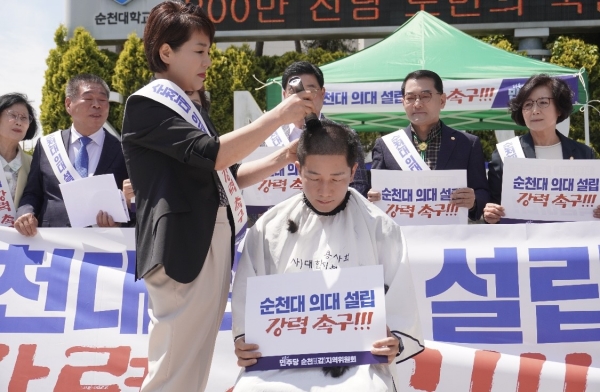 ▲김진남 도의원이 지난 5월 31일 순천대 정문 앞에서 삭발식을 감행했다.(사진제공=전남도의회)