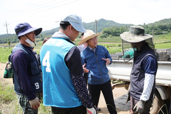 ▲강진원 강진군수가 지난달 31일 ’공공형 외국인 계절근로자 제도‘를 통해 현장에 투입된 베트남 근로자들과 함께 하는 농가를 찾아 소통했다.(사진제공=강진군)