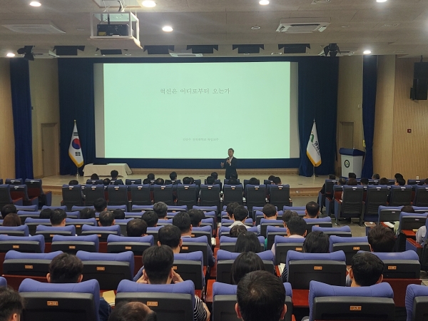 ▲영암군이 지난 3일 김승수 전 전주시장을 초청해 ‘혁신은 어디로부터 오는가’ 주제 특강을 진행했다.(사진제공=영암군)