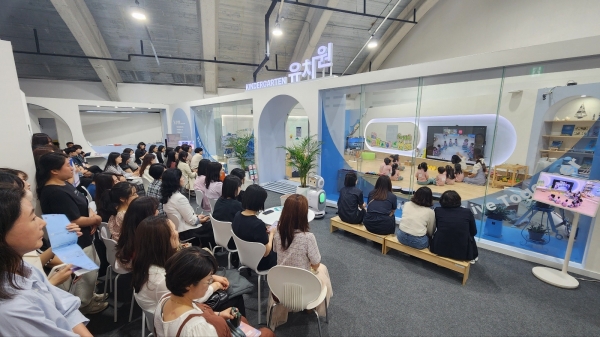 ▲2024 대한민국 글로컬 미래교육 박람회장 국제관 A동에 구축된 2030 유치원 미래교실에서 참관객들이 수업 모습을 지켜보고 있다.(사진제공=전라남도교육청)