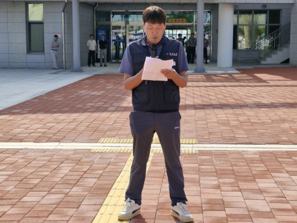 한국노총 순천지역지부 박용규 의장이 4일 전남도청 동부청사 앞에서 전남권 국립 의과대학을 동부권에 신설해 줄 것을 요구하는 성명서을 낭독하고 있다(사진=이기장 기자)