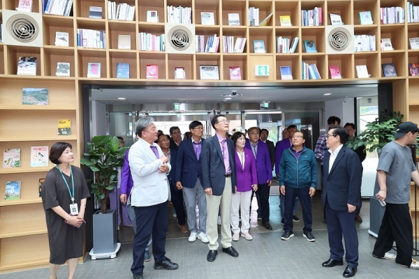 ▲최상기 인제군수로부터 인제기적의도서관에 대한 설명을 청취하는 모습(사진제공=신안군)
