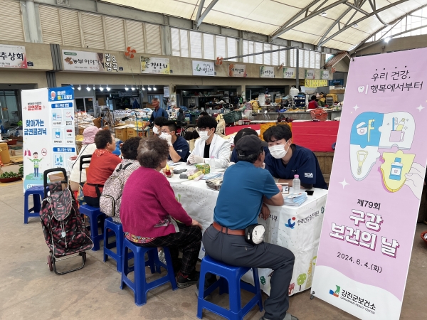 ▲강진읍 전통시장에 꾸려진 부스에서 치과 공중보건의들이 주민들을 대상으로 구강검진을 하고 있다.(사진제공=강진군)