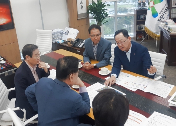 ▲명현관 해남군수는 5일 세종시 지방시대위원회를 방문, 우동기 위원장을 만나 해남군이 적극 추진하고 있는 기회발전특구와 교육발전특구 지정을 적극 검토해 줄 것을 건의했다.(사진제공=해남군)