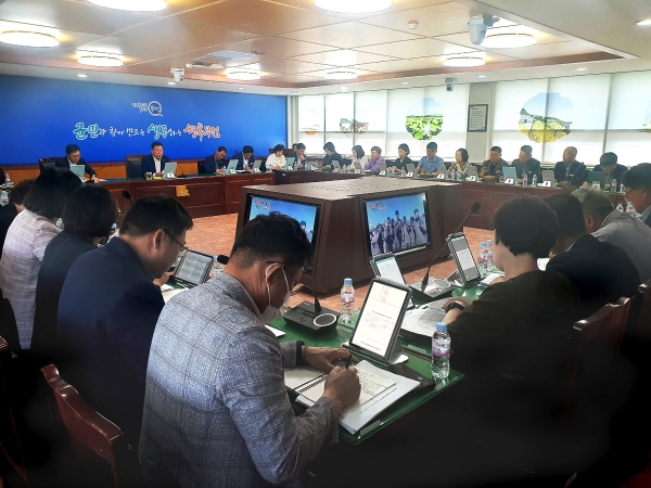 ▲지난 4일 무안군청 상황실에서 진행된 무안황토갯벌축제 추진상황 보고회 모습(사진제공=무안군)