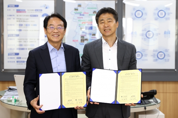 ▲강진군과 강진고가 지난 5일 강진고 자율형 공립고 2.0 추진을 위한 업무협약식을 개최했다.(사진제공=강진군)