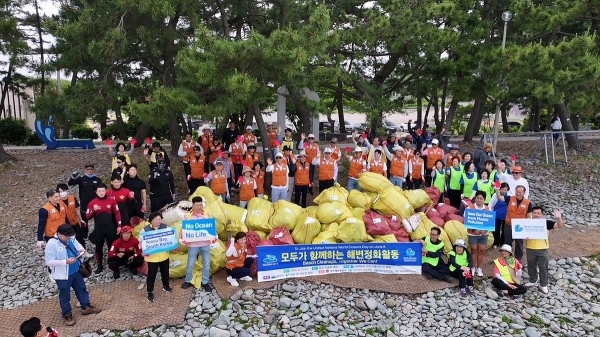 ▲여수시는 지난 5일 무술목 해변에서 ‘깨끗한 만(bay)과 해변, 모두 건강한 지구를 위해’라는 주제로 ‘모두가 함께하는 해변정화활동’을 추진했다.(사진제공=여수시)