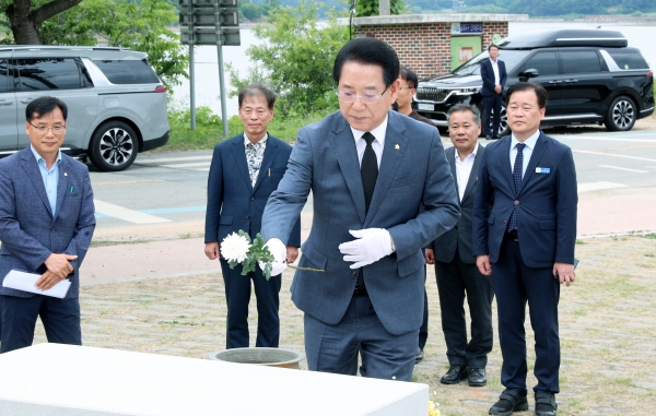 ▲김영록 전라남도지사가 7일 오후 민주운동가 故박관현 열사 생가를 방문, 열사비에 헌화를 하고 있다.(사진제공=전라남도)