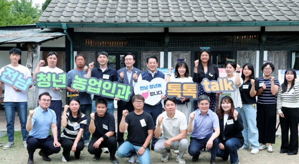 ▲김영록 전라남도지사가 7일 나주에서 전남 미래농업을 이끌 청년농업인 16명을 대상으로 열린 ‘청년농업인과의 톡톡(talk) 간담회’ 참석자들과 기념촬영을 하고 있다.(사진제공=전라남도)
