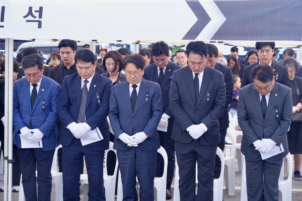 ▲강기정 광주광역시장이 9일 동구청에서 열린 학동4구역 재개발 붕괴참사 3주기 추모식에 참석해 묵념하고 있다. (사진제공=광주광역시)