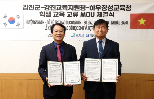 ▲온라인 협약식에 참석한 강진원 강진군수(사진 왼쪽)와 이병삼 강진교육장.(사진제공=강진군)