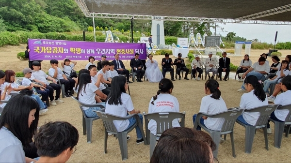 ▲지난 6일 호국정신 함양사업으로 국가유공자와 학생의 만남을 진행하고 있다.(사진제공=신안군)