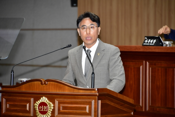 ▲박필순 광주시의원은 10일 제325회 제1차 정례회 시정질문을 통해 “광주시가 추진하는 어린이·청소년 교통비 지원에 교육청도 참여해야 한다”고 주장했다.(사진제공=광주시의회)