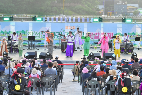 ▲지난 5월 길동무 꽃길축제에서 창극 공연 중인 (사)청강창극단(사진제공=장성군)
