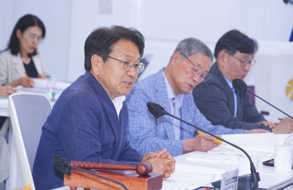 ▲강기정 광주광역시장이 10일 오후 시청 소회의실에서 열린 '5‧18민주화운동 관련자 보상심의위원회'에 참석해 회의를 주재하고 있다.(사진제공=광주광역시)