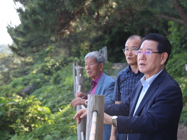 ▲김영록 전라남도지사가 10일 오후 ‘가고 싶은 섬’ 낭도를 방문해 개발 현황을 둘러보고 있다.(사진제공=전라남도)