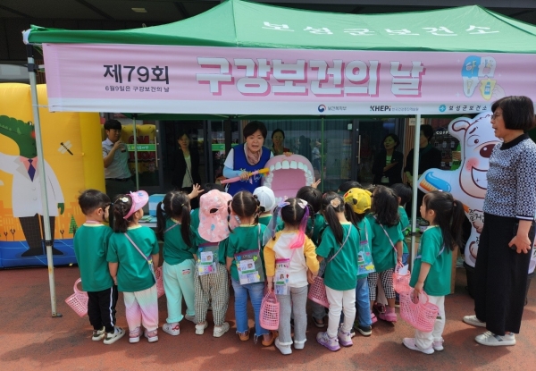 ▲보성향토시장을 찾은 유아들이 치아 모형 칫솔질 체험을 하고 있다.(사진제공=보성군)