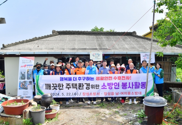 ▲장성군 장성읍 봉사단체 및 기관들이 이웃 가구 환경개선 봉사에 나섰다.(사진제공=장성군)