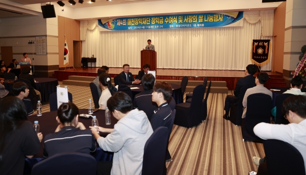 ▲제4회 매천(梅泉)장학회 장학금 수여식에 참석한 김철우 보성군수가 축사를 하고 있다.(사진제공=보성군)