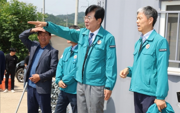▲김성 장흥군수가 지난 11일 재해예방사업장 현장점검에 나섰다.(사진제공=장흥군)