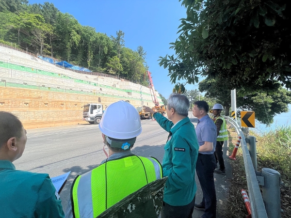 ▲김병완 행정안전국장이 돌산읍 임포 사면복구 현장을 둘러보고 있다.(사진제공=여수시)