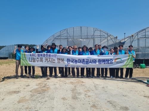 ▲한국농어촌공사 진도지사는 지난 13일 단호박 재배농가를 방문해 농촌 일손돕기 사회공헌활동을 실시했다.(사진제공=한국농어촌공사 진도지사)