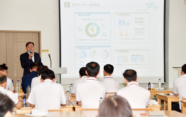 ▲14일 에코센터 교육관에서 열린 에코농공단지 근로자 대상 행사에 이병노 담양군수가 명사로 초대되어 특별강연에 나섰다.(사진제공=담양군)