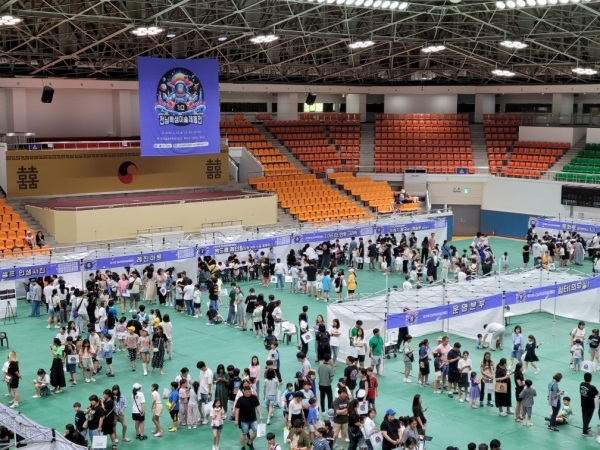 ▲학생들이 ‘제10회 전남학생미술체험전’에서 다양한 미술 체험에 참여하고 있다.(사진제공=전라남도교육청)