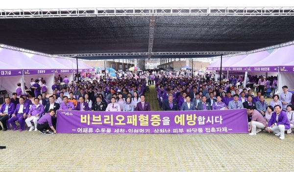 ▲지도읍‘섬 병어 축제’에서 감염병 예방 홍보를 하고 있다. (사진제공=신안군)