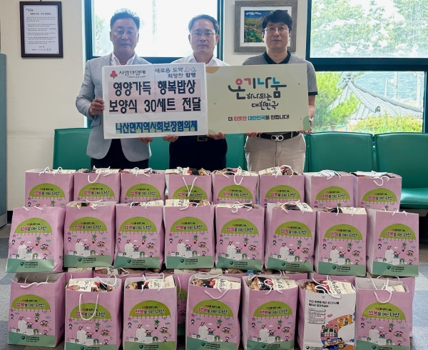 ▲함평군 나산면 지역사회보장협의체는 지난 14일 거동이 불편한 저소득 홀몸 어르신 30가구를 직접 방문해 영양가득 보양식(삼계탕)을 전달했다.(사진제공=함평군)