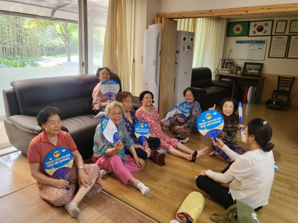 ▲경로당 방문 폭염 대비 교육 모습(사진제공=광주 남구)