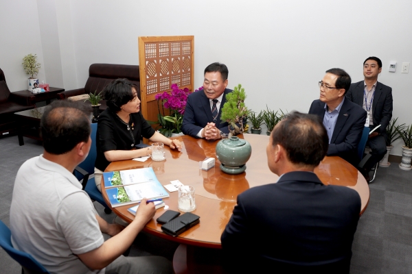 ▲서미화 국회의원과 면담하는 김산 무안군수(사진제공=무안군)