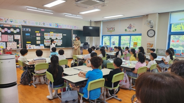 ▲광주시교육청이 18일 광주계림초등학교에서 김진애 교사의 수업 공개 참관을 중심으로 ‘다양성을 품은 수업으로의 초대’ 프로그램을 진행했다.(사진제공=광주광역시교육청)