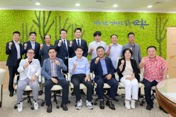 ▲노관규 순천시장은 18일 오전 순천시청 집무실에서 순천시 소상공인연합회 임원진과 간담회를 실시하고 기념촬영 했다(사진=이기장 기자)