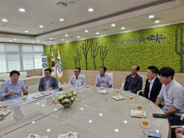 ▲노관규 순천시장은 18일 오전 순천시청 집무실에서 순천시 소상공인연합회 임원진과 간담회를 실시했다.(사진=이기장 기자)