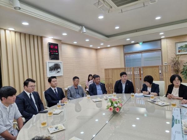 ▲노관규 순천시장은 18일 오전 순천시청 집무실에서 순천시 소상공인연합회 임원진과 간담회를 실시했다.(사진=이기장 기자)