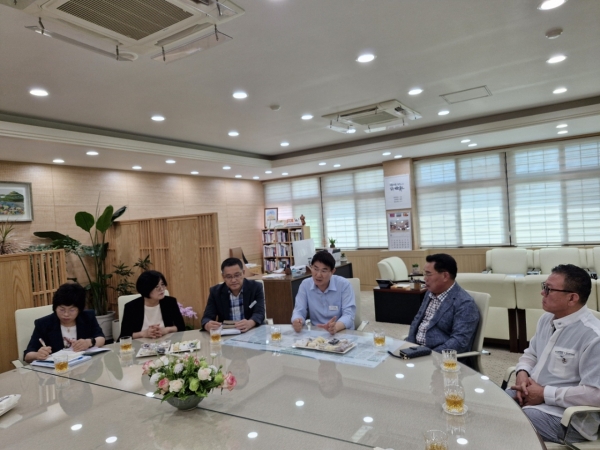 ▲노관규 순천시장은 18일 오전 순천시청 집무실에서 순천시 소상공인연합회 임원진과 간담회를 실시했다.(사진=이기장 기자)