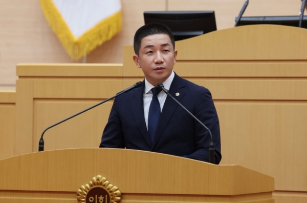 ▲김진남 전남도의원이 지난 18일 제381회 정례회 제2차 본회의에서 제안설명하고 있다.(사진제공=전라남도의회)