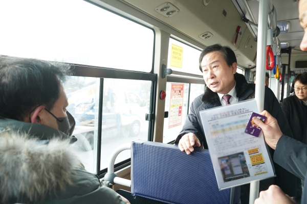 ▲박홍률 목포시장이 시내버스 노선개편에 맞춰 시내버스에 탑승해 의견을 청취했다.(사진제공=목포시)