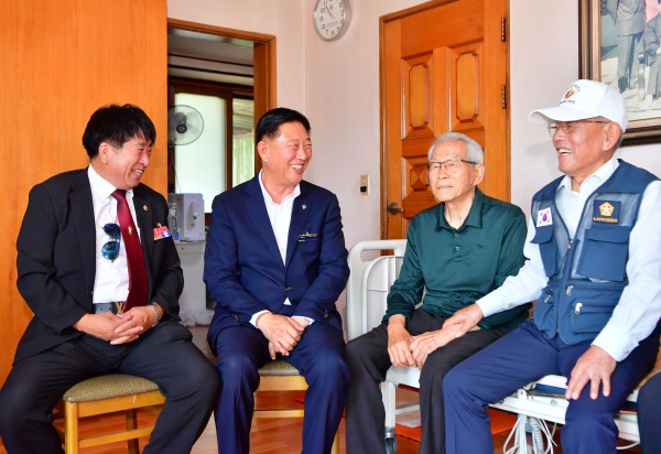 ▲장성군이 호국 보훈의 달을 맞아 지역 내 국가 유공자와 가족들을 위문했다.(사진제공=장성군)