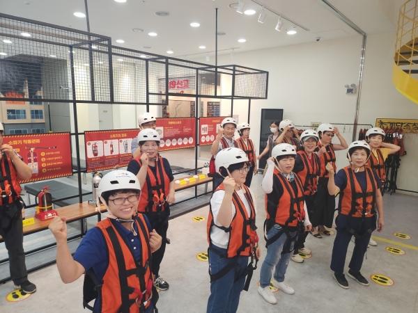 ▲광주광역시는 19일 빛고을국민안전체험관에서 안전보안관 40여명을 대상으로 재난안전체험 교육을 실시했다.(사진제공=광주광역시)
