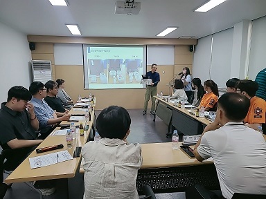 ▲곡성군은 '독거노인‧장애인 응급안전안심서비스 사업' 운영 활성화 및 여름철 취약계층의 혹서기 안전대책을 수립하기 위해 지난 18일 간담회를 개최했다.(사진제공=곡성군)