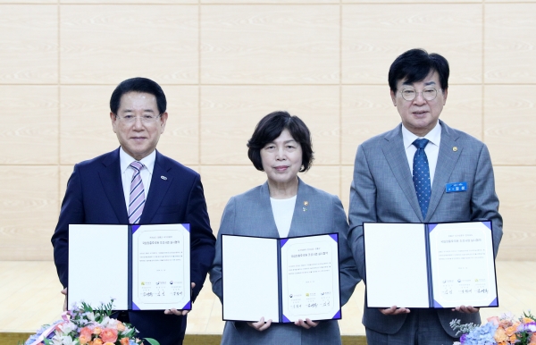 ▲김영록 전라남도지사가 19일 장흥군청에서 호국원의 성공적 조성을 위한 상호협력을 위해 ‘국립장흥호국원 조성 실시 협약식’을 국가보훈부, 장흥군과 체결하고 있다.(사진제공=전라남도)